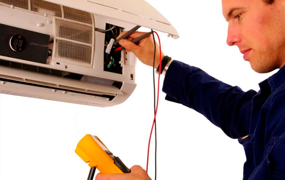 Técnico da Só-Frio realizando conserto de ar-condicionado