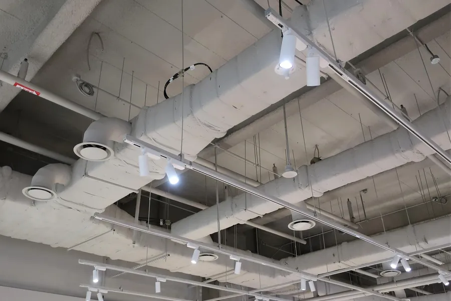 Rede de dutos aparentes instalada em obra comercial