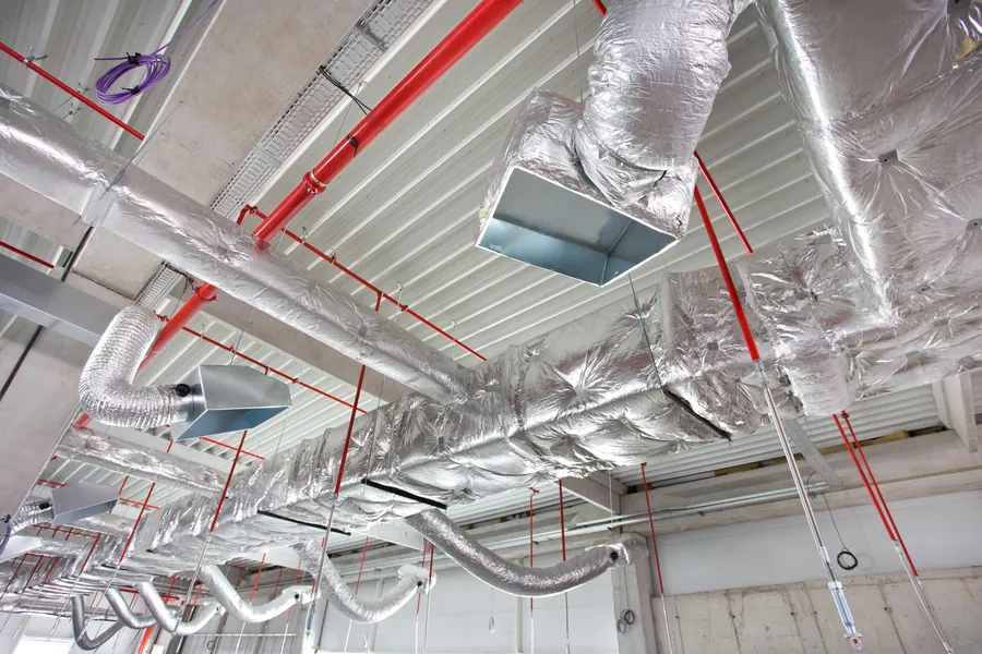 Dutos de renovação de ar instalados no forro