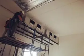 Equipe da Só-Frio instalando o sistema de ar no Teatro Elis Regina